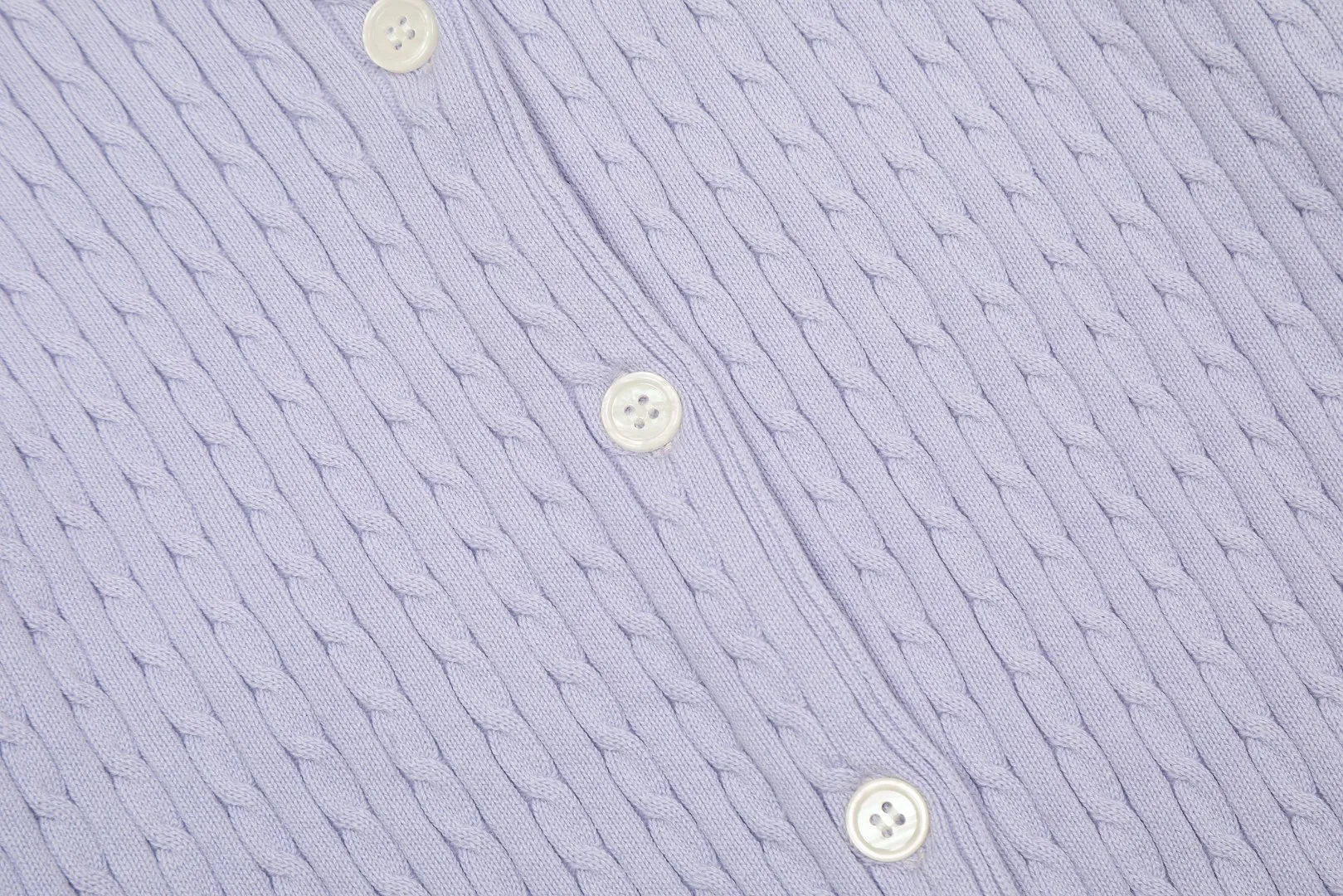 P210 Top quality" Style number: DS005# (not off the shelves all year round) [Ralph Lauren round neck solid color pony embroidery logo knitted cardigan long sleeves] ✅Ralph Lauren Ralph Lauren classic basic versatile twist knitted cardigan long sleeves ✅Main supplier platform live broadcast Wholesale entity Replenish when out of stock Not off the shelf ✅ZP quality 1:1 version Scan the code to enter the GF website Counter quality ✅Detailed quality is the only one in Guangzhou Imported quality cotton yarn, focusing on high-end, cost-effective, good quality, needless to say ✅Zhao Lusi's same style is really amazing, so sweet, so beautiful. This cardigan is really good-looking ✅The upper body is simple and easy to match. A must-have for goddess ootd. Good-looking clothes are never picky. A must-have in the goddess' wardrobe. Size: S-XL Color: Black, almond, gray, navy blue, pink, white, light blue, taro purple, rose red, white label, big red and blue label